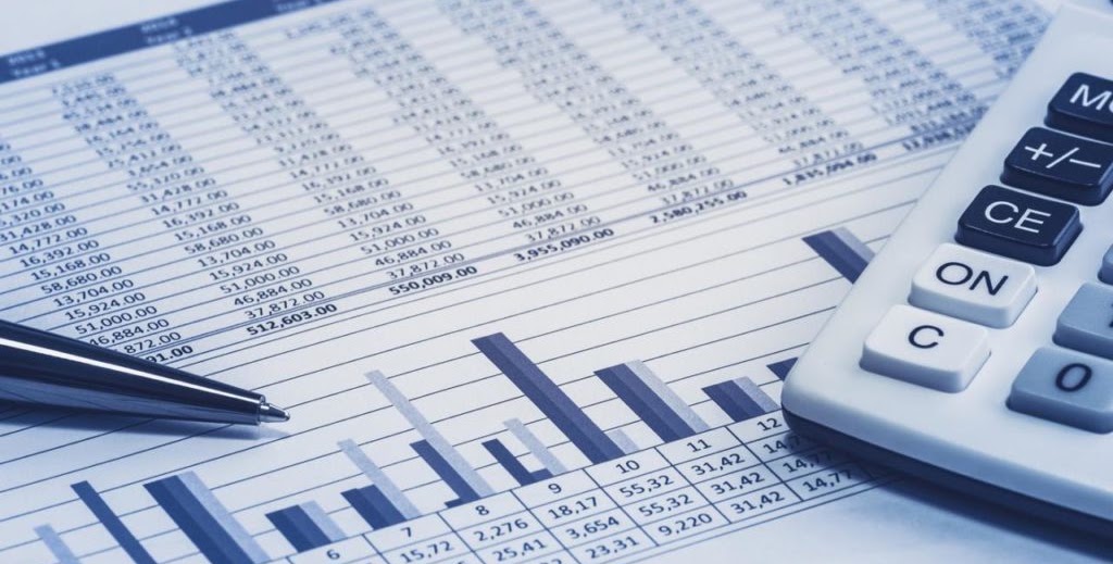 Financial reports and a calculator / 财务报表与计算器
